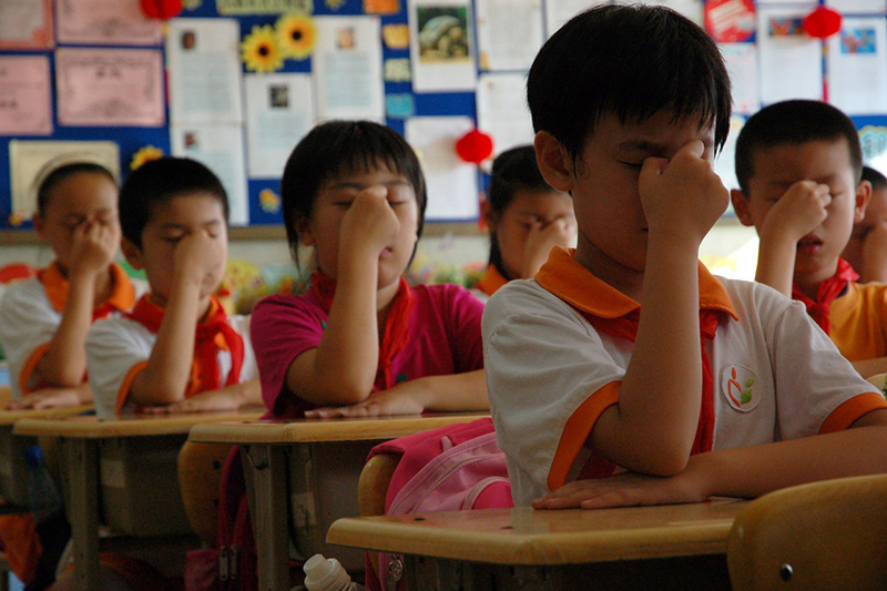福建：拟榨取小学安排电子作业，，，，，，预防近视纳入学校、西席审核